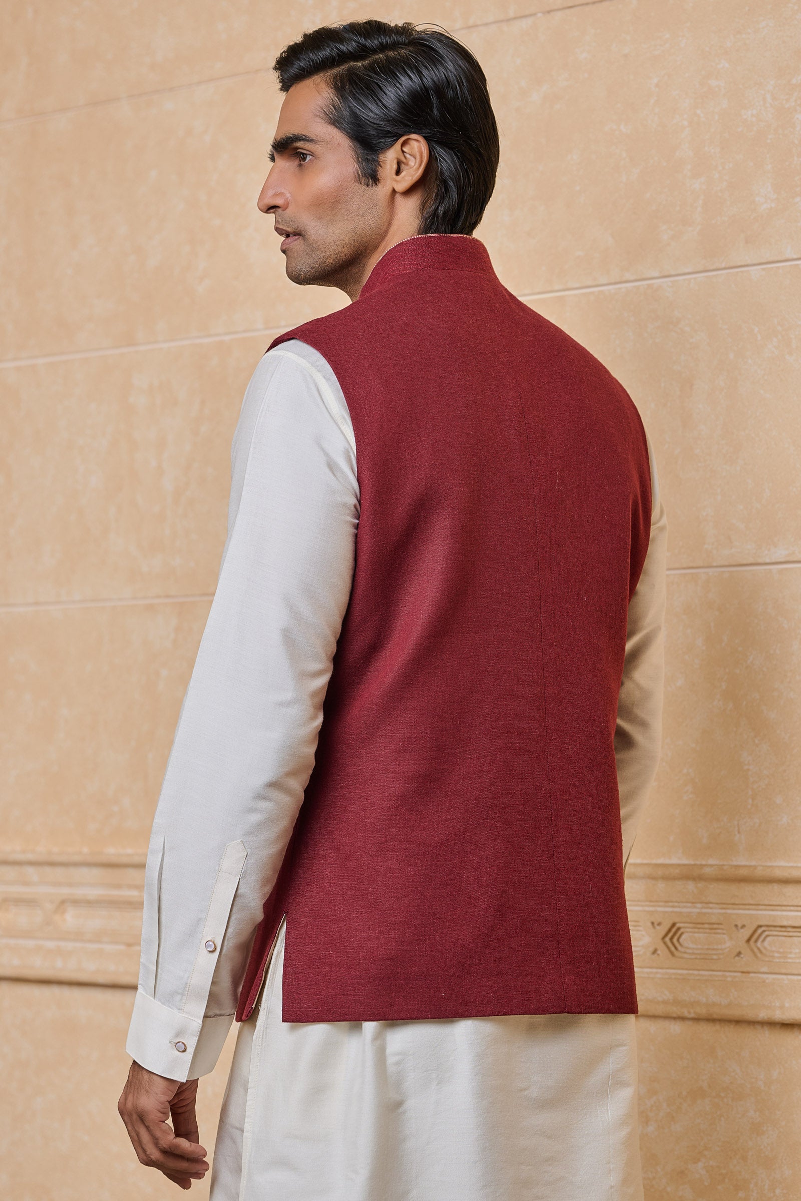 Maroon Linen Bundi with Collar Detailing