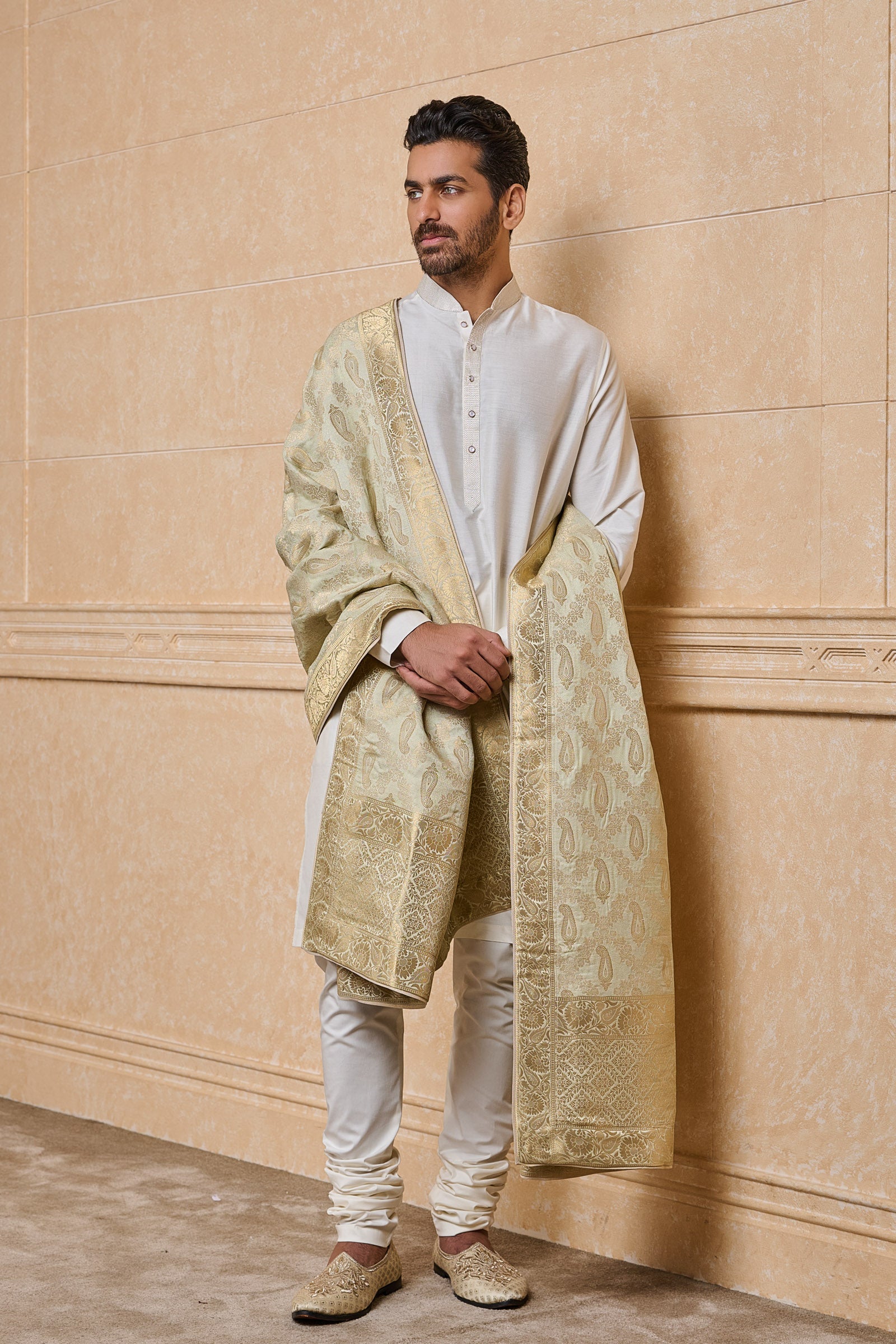 Light Green Woven Jacquard Stole In Paisely Motifs