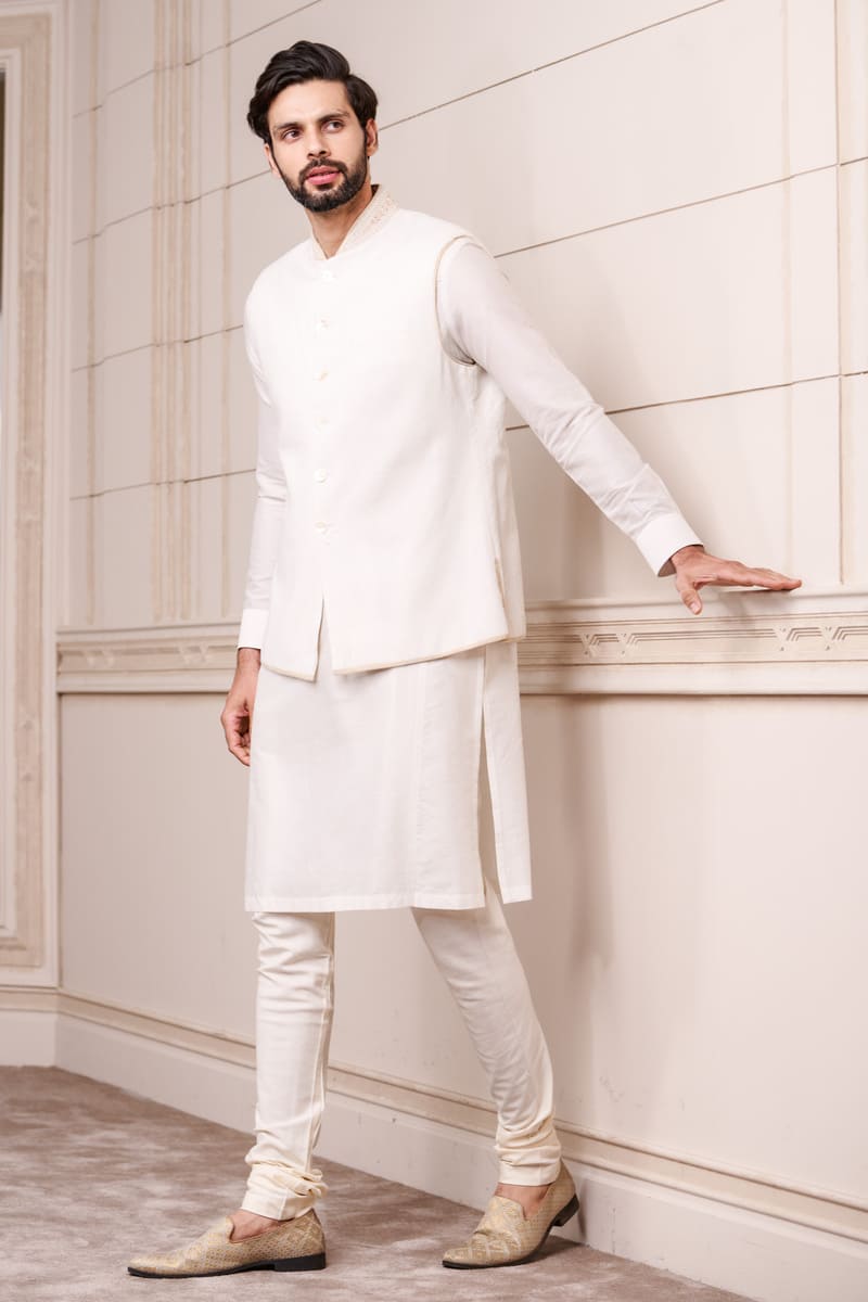 Classic Ivory Textured Bundi With Embroidered Collar