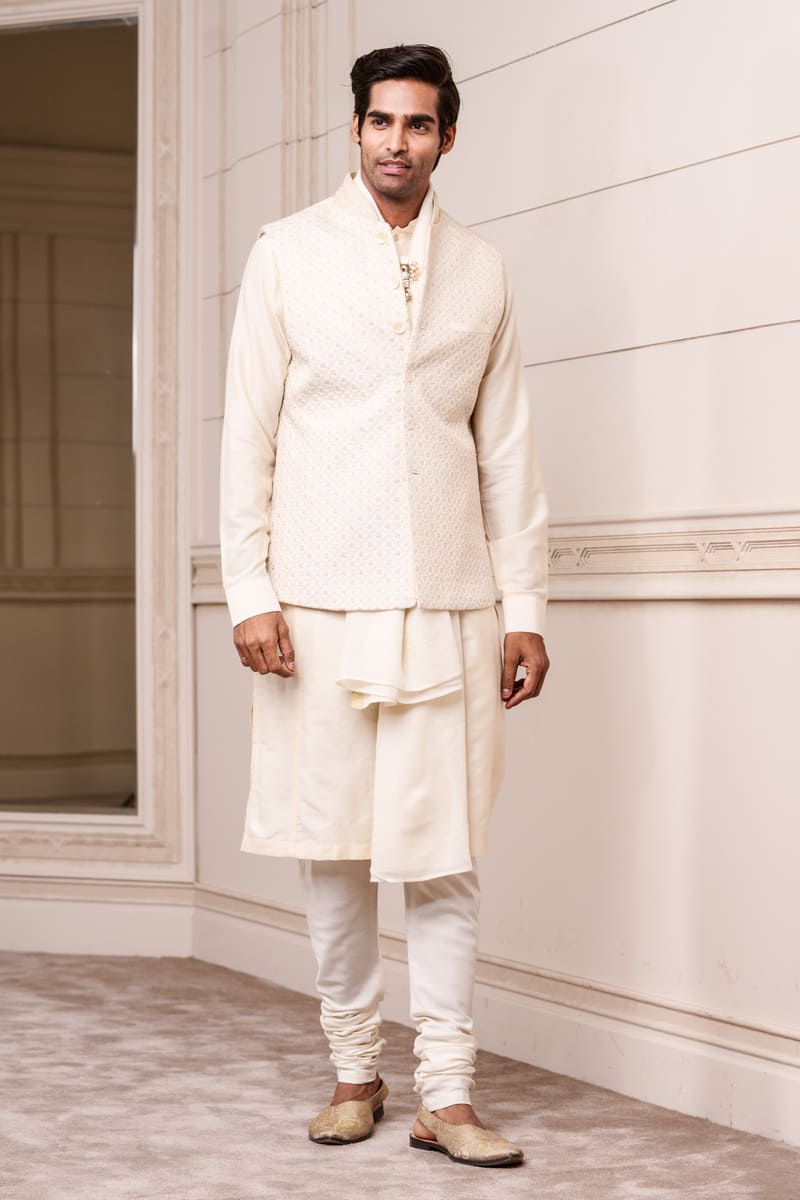 Ivory All Over Quilted Bundi With Embroidered Collar