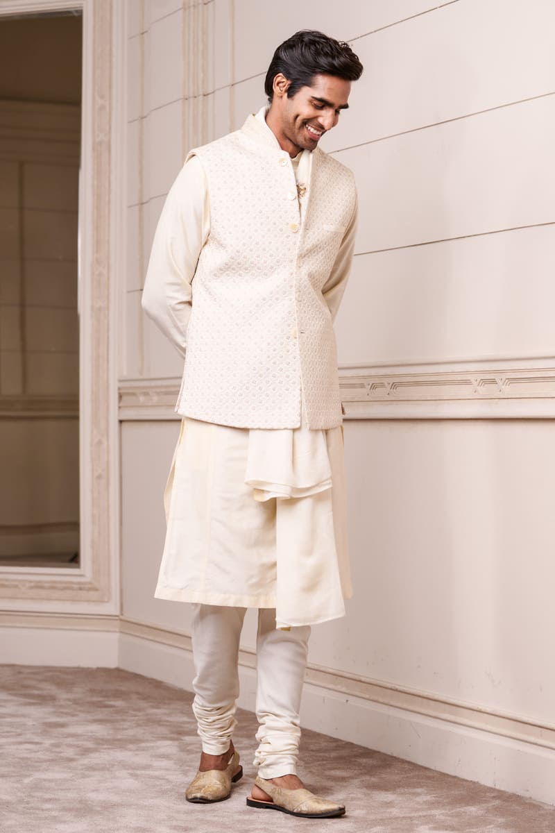 Ivory All Over Quilted Bundi With Embroidered Collar