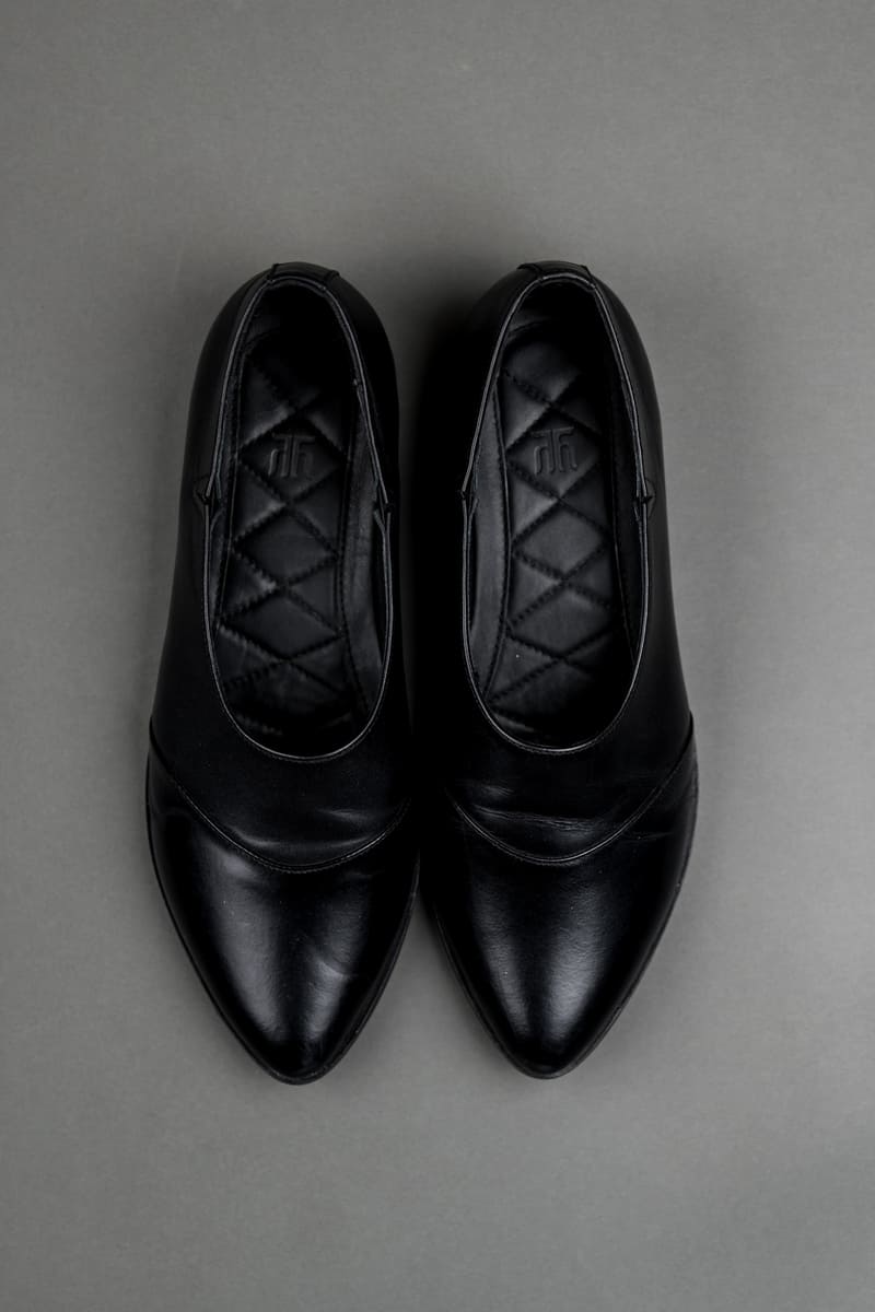 Black Classic Leather Mojaris