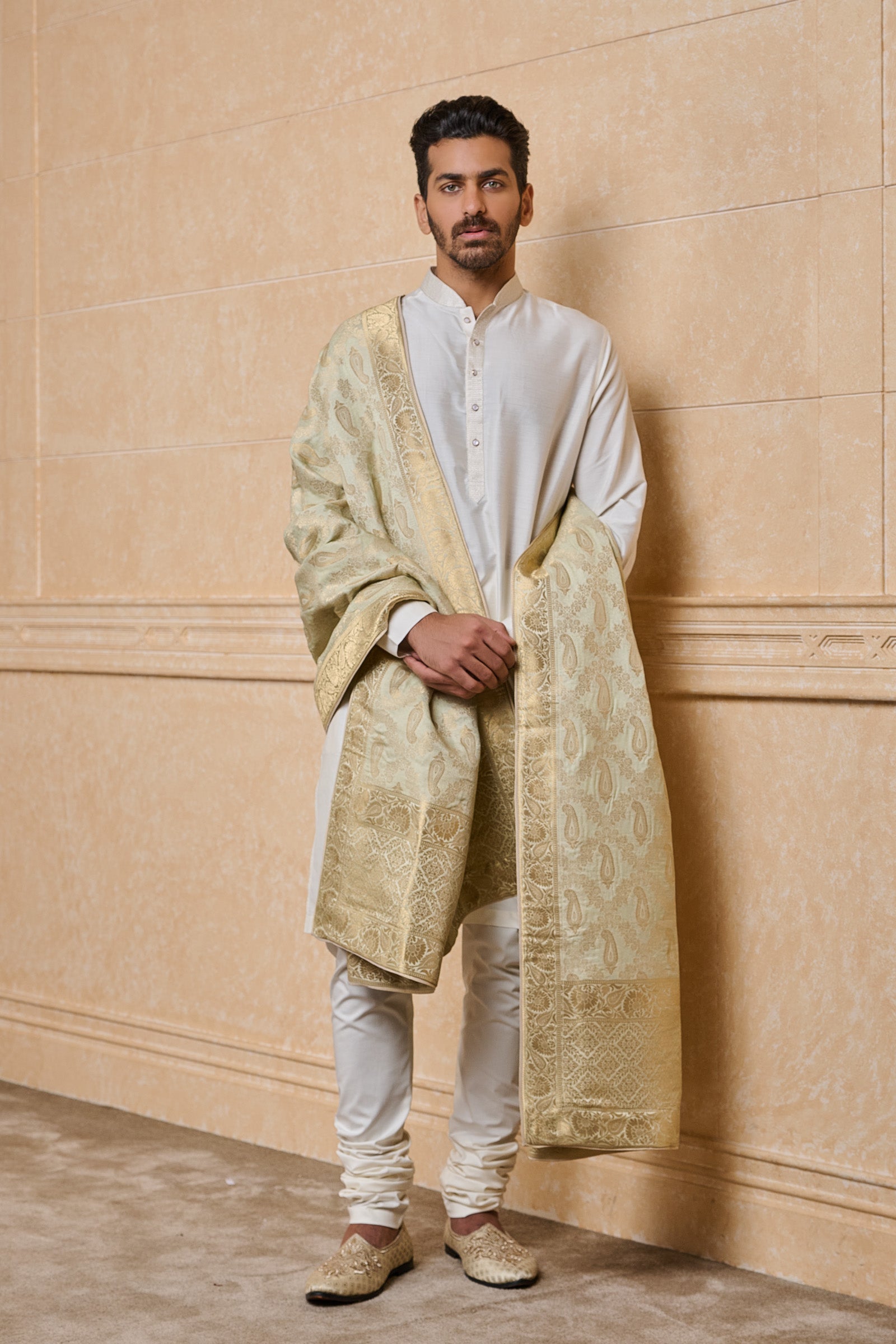 Light Green Woven Jacquard Stole In Paisely Motifs