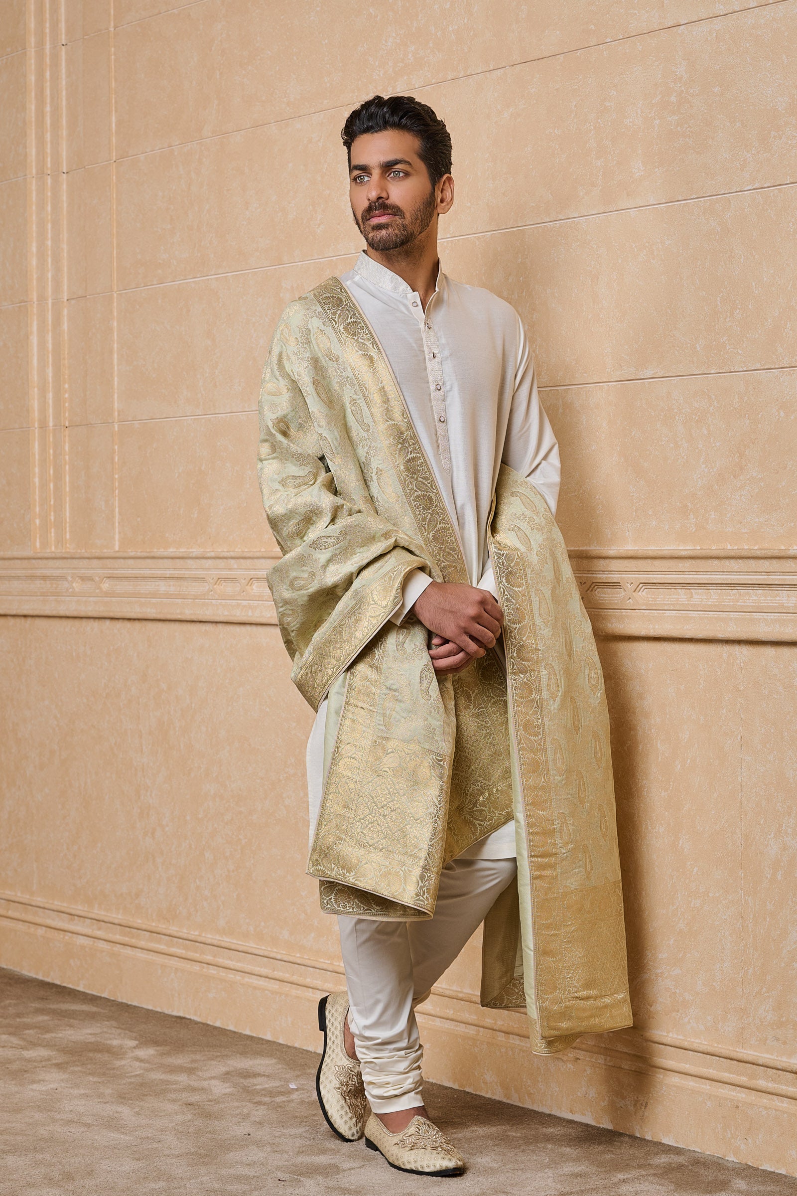 Light Green Woven Jacquard Stole In Paisely Motifs