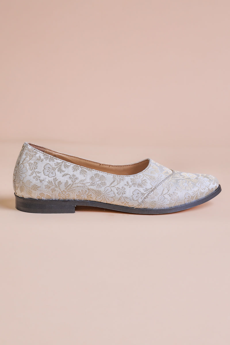 Classic Ivory Brocade Mojari