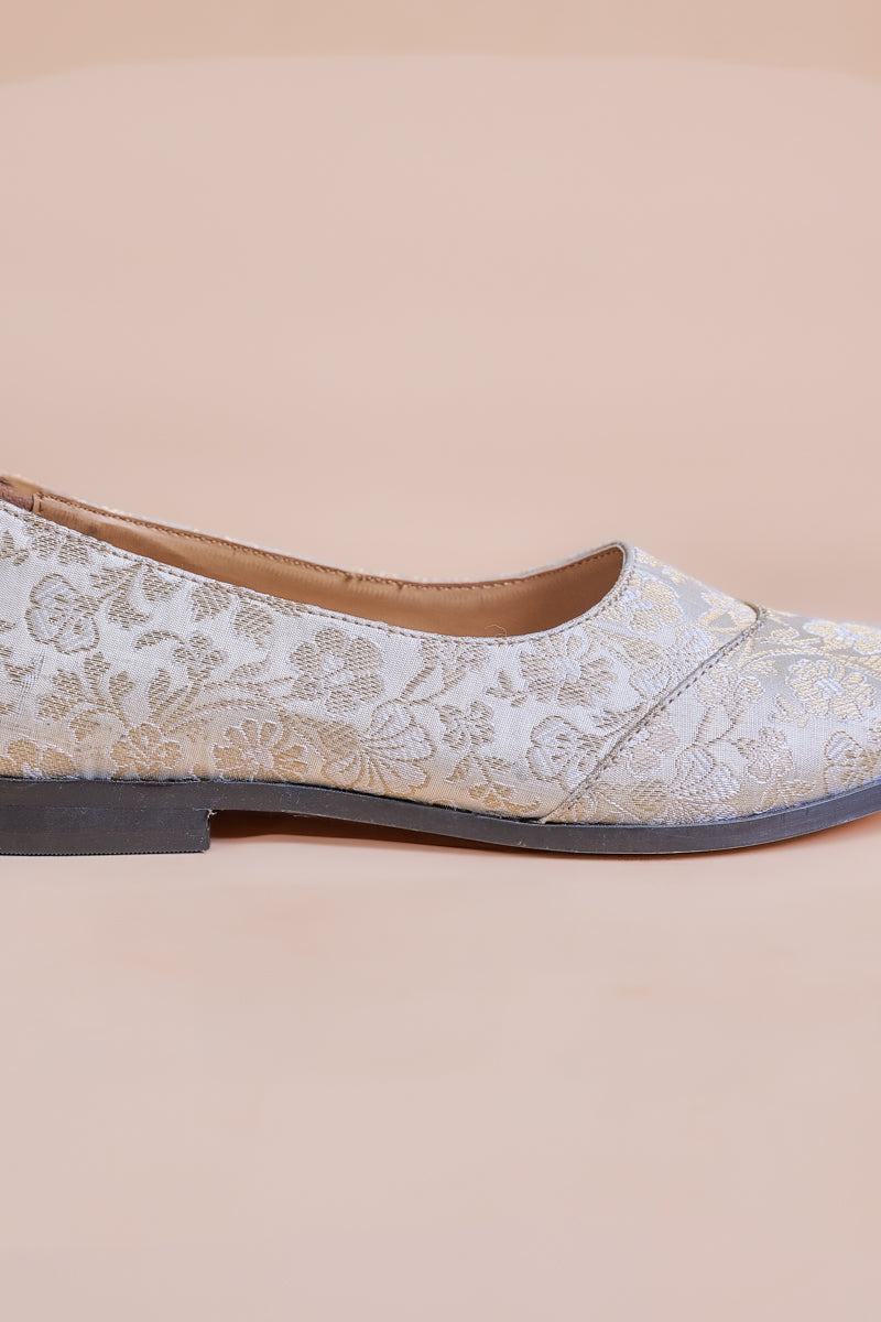 Classic Ivory Brocade Mojari