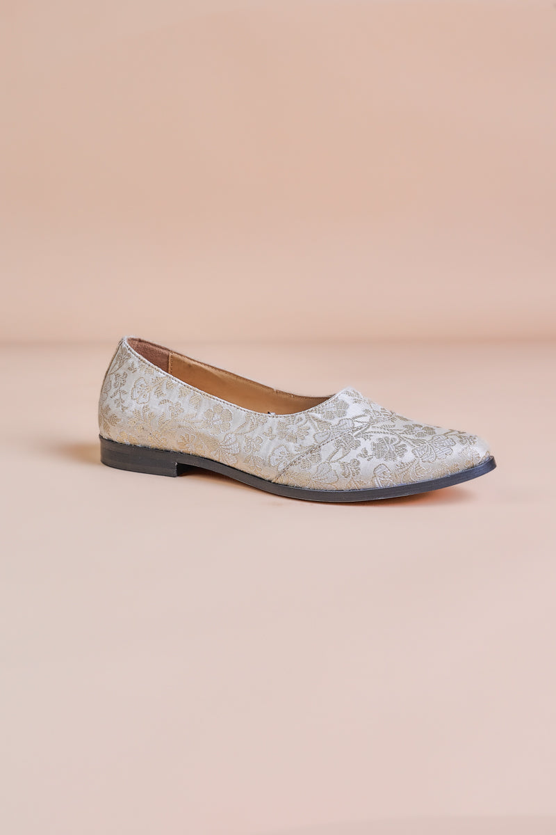 Classic Ivory Brocade Mojari