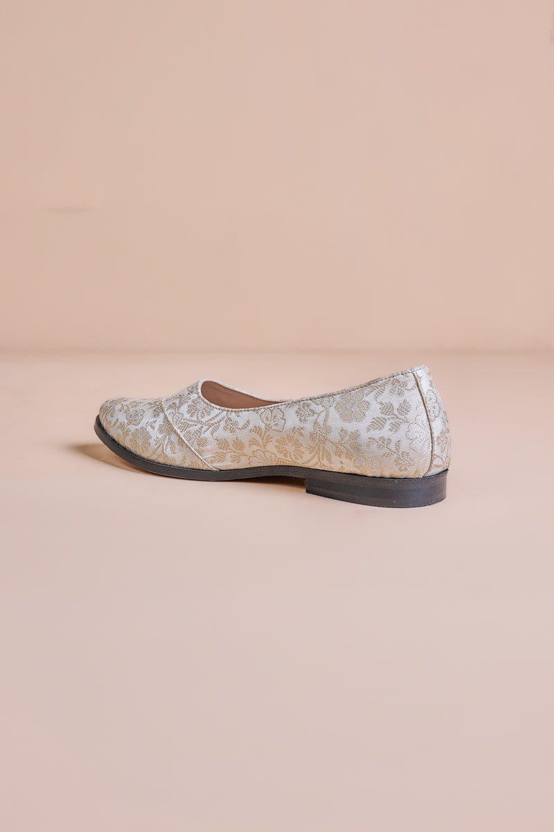 Classic Ivory Brocade Mojari